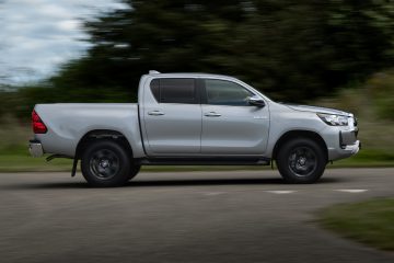 Vista lateral Toyota Hilux Hybrid, realzando su diseño robusto y listo para el todoterreno.