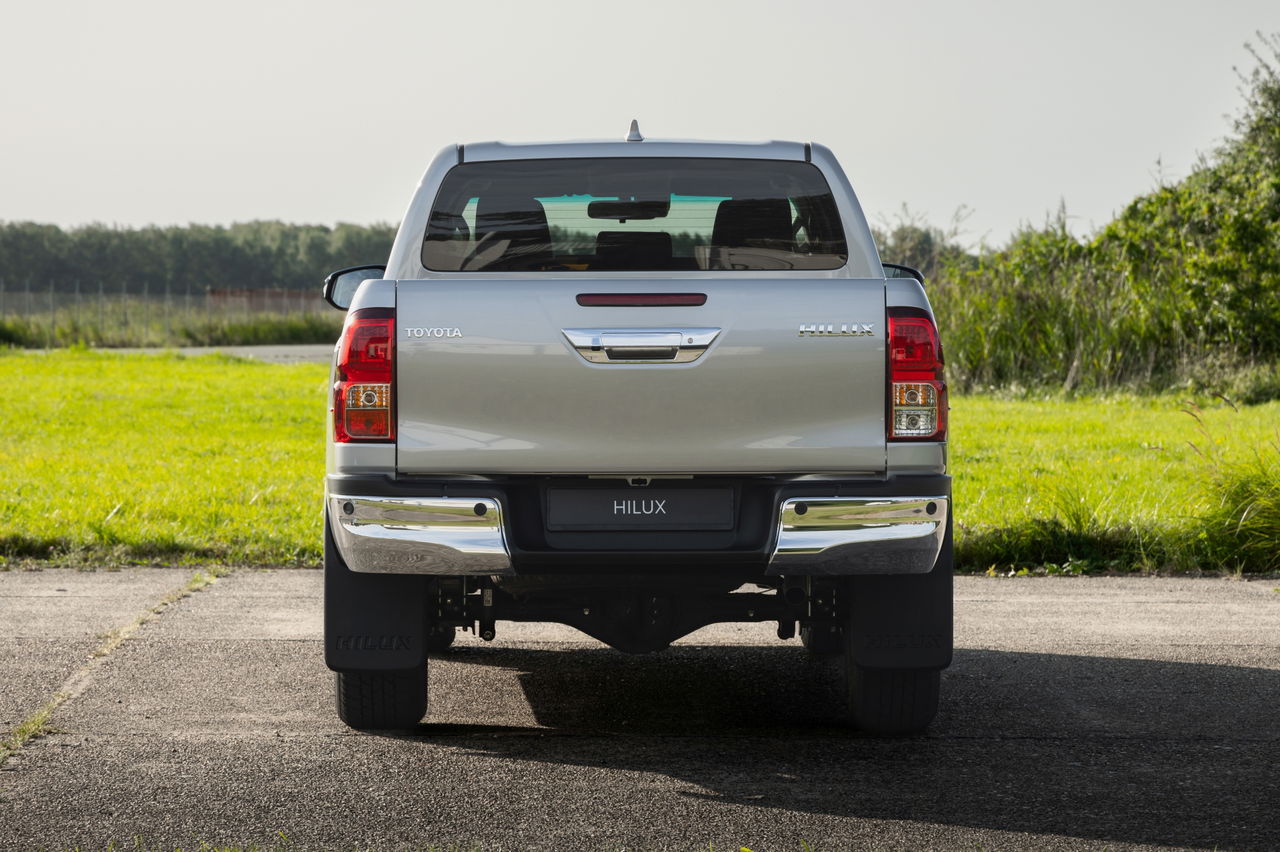 Vista trasera del Toyota Hilux Hybrid resaltando su robustez y capacidad todoterreno.