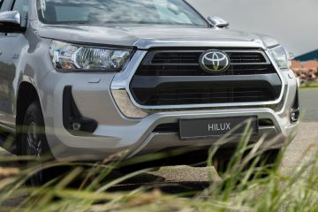 Toyota Hilux Hybrid en acción, mostrando su capacidad todoterreno