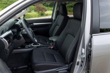 Imagen del interior mostrando asientos robustos del Toyota Hilux Hybrid.