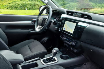 Interior robusto y funcional del Toyota Hilux Hybrid, perfecto para aventuras 4x4.