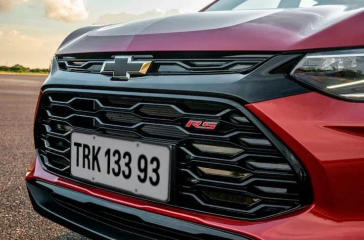 Vista frontal del Chevrolet Tracker RS realzando su distintiva y deportiva parrilla.