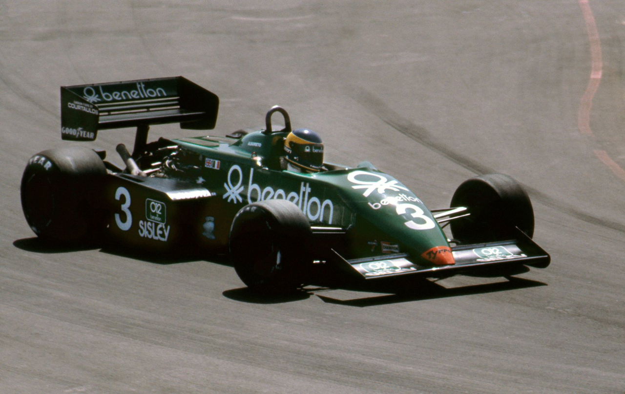 Tyrrell de 1983 pilotado por Michele Alboreto, lateralmente en pista.