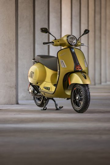 Icono italiano de movilidad, Vespa GTS 2024 amarilla con descuento.