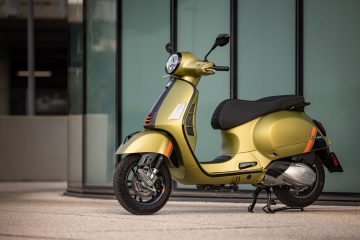 Vespa GTS 2024 en color amarillo con descuento de 500€, vista lateral.