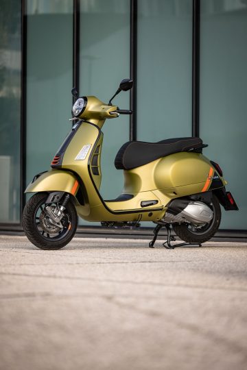 La icónica Vespa GTS muestra su perfil elegante y su diseño atemporal.