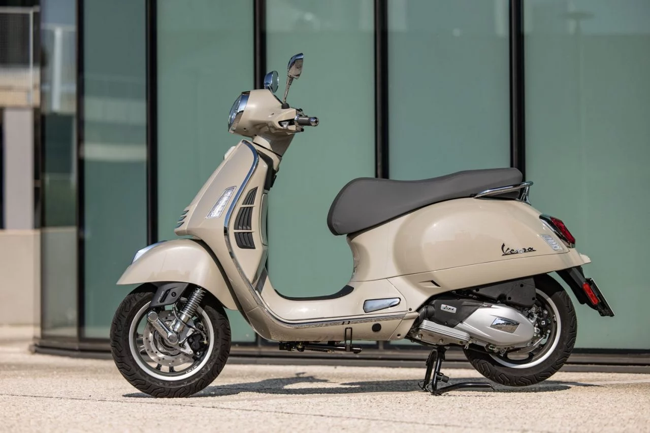 La icónica Vespa GTS muestra su elegante línea lateral en un promocional con descuento.