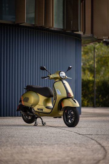 Vista lateral de la elegante Vespa GTS con acabados premium y diseño clásico.