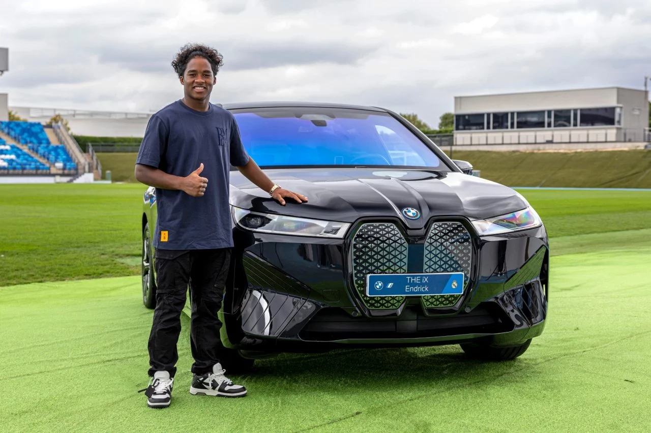 Vinicius junto al BMW eléctrico 4x4 con 659 CV y 559 km de autonomía.