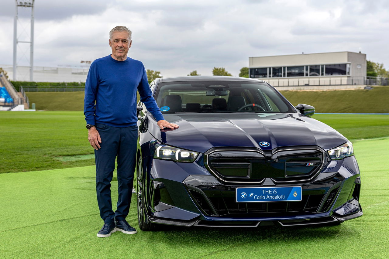 Vinicius junto a su BMW eléctrico con imponente diseño y prestaciones destacadas.