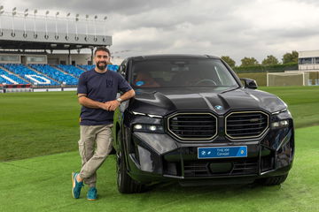 Vinicius junto al BMW eléctrico 4x4 con 659 CV y 559 km de autonomía