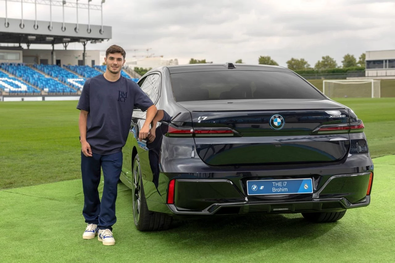 Una vista que captura la musculosa zaga del BMW eléctrico, con Vinicius Jr. posando al lado.