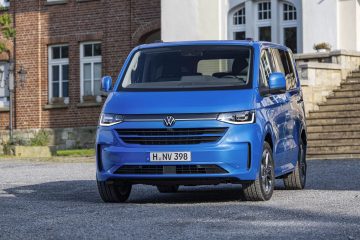 Vista frontal y lateral de la Volkswagen Caravelle T7 en ambiente urbano