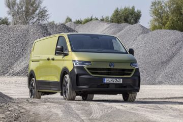 Vista frontal y perfil de la Volkswagen Caravelle T7 sobre terreno irregular.