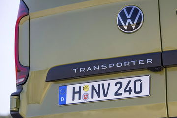 Vista trasera de la nueva Volkswagen Transporter T7.