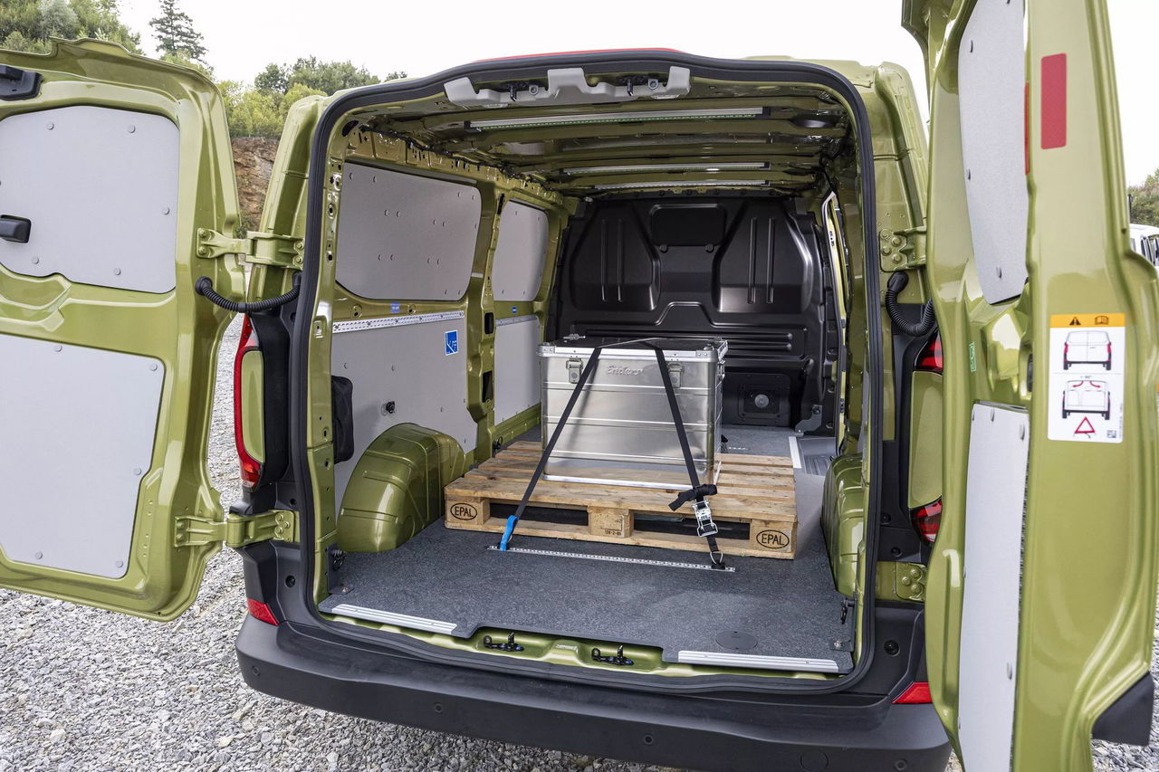 Vista trasera del Volkswagen Transporter T7 demostrando su capacidad de carga