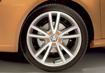 Llanta exclusiva del Volkswagen Golf Speed Edition en acabado bicolor.