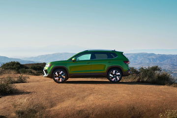 Volkswagen Taos 2024, en su hábitat natural, luciendo líneas dinámicas y robustas.