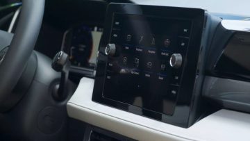 Consola central del Volkswagen Taos 2024 con pantalla táctil y controles climáticos.