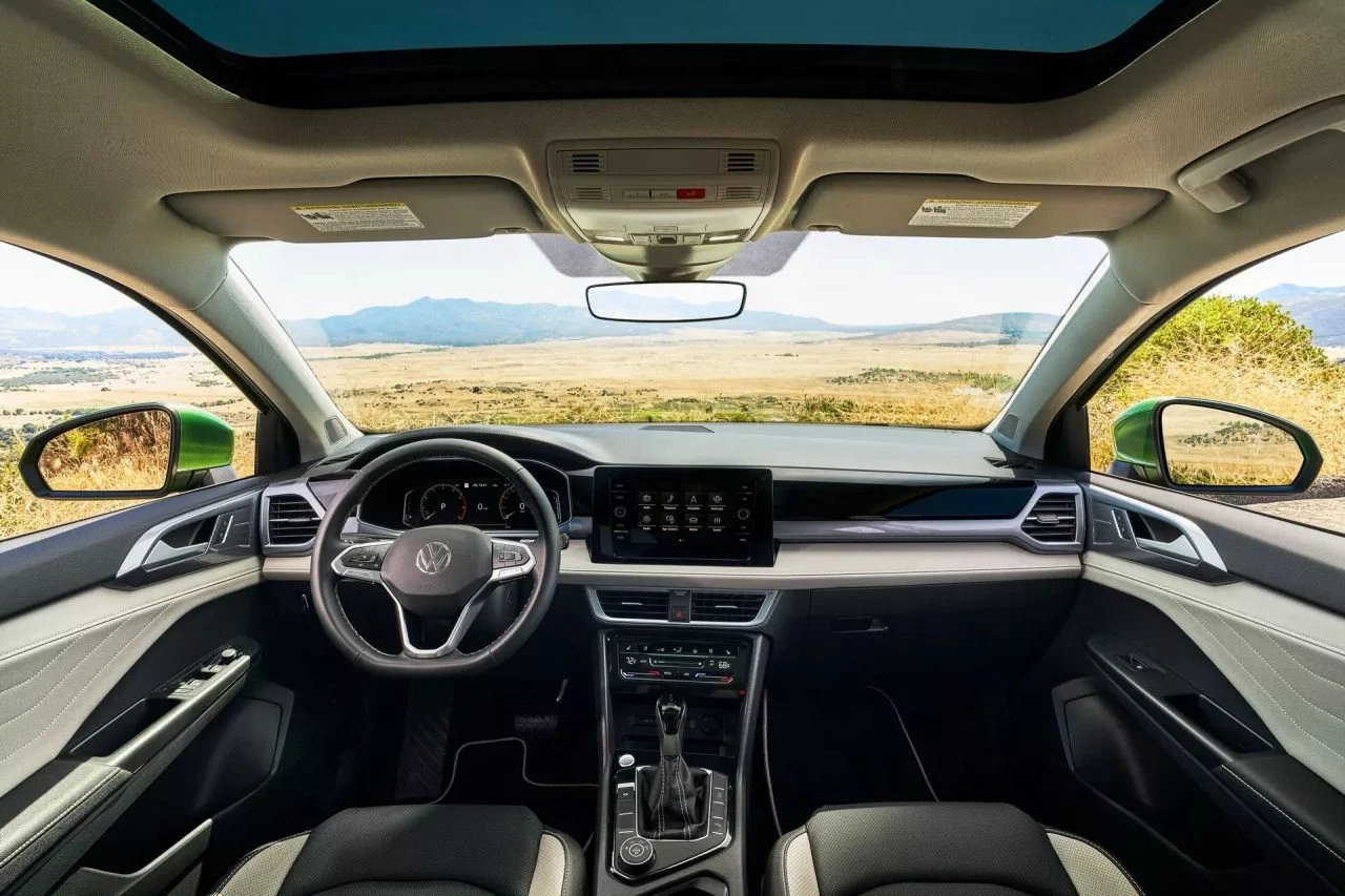 Vista del habitáculo del Volkswagen Taos 2024, enfocando ergonomía y diseño.