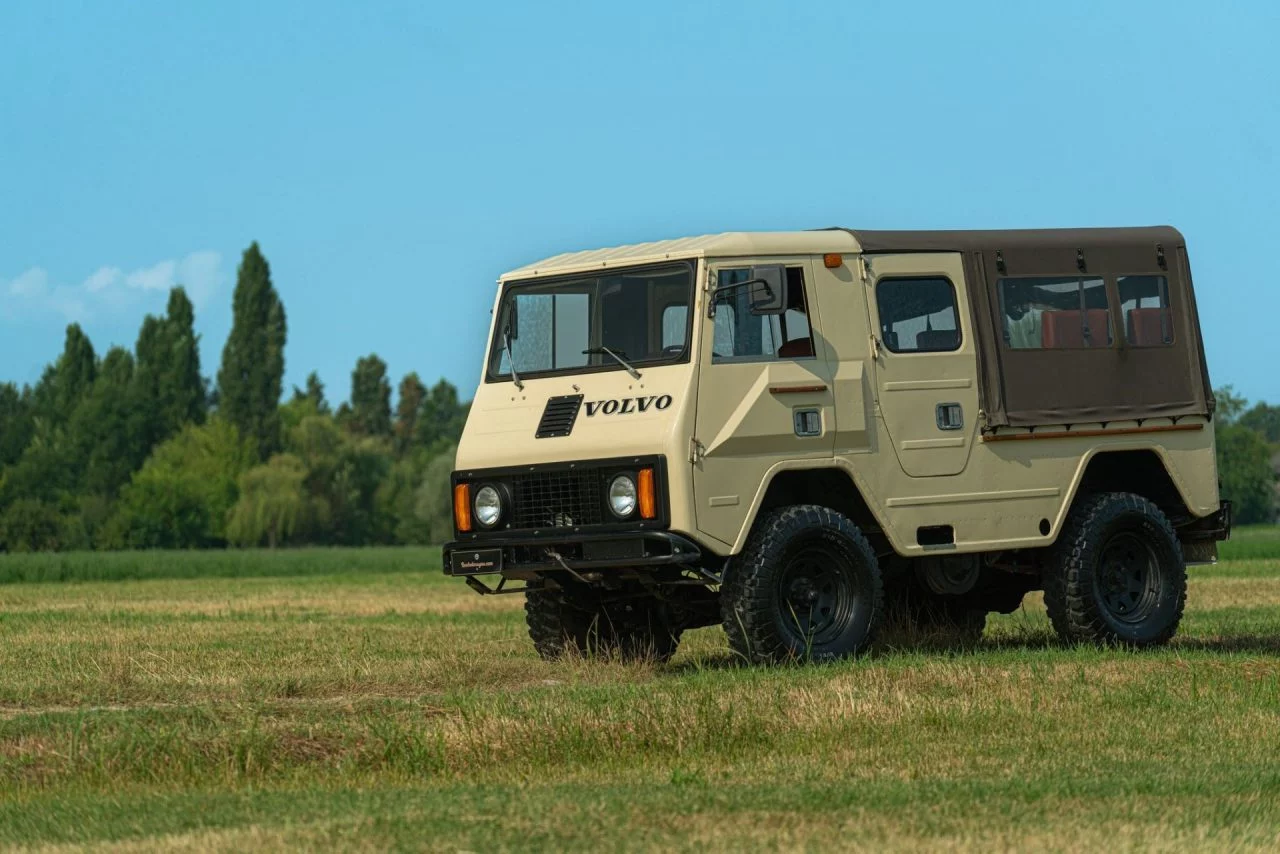 Perfil robusto y práctico del Volvo 4x4, muestra sus capacidades todo terreno.