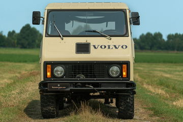 Vista frontal del robusto todoterreno de Volvo, comparado con Mercedes Unimog.