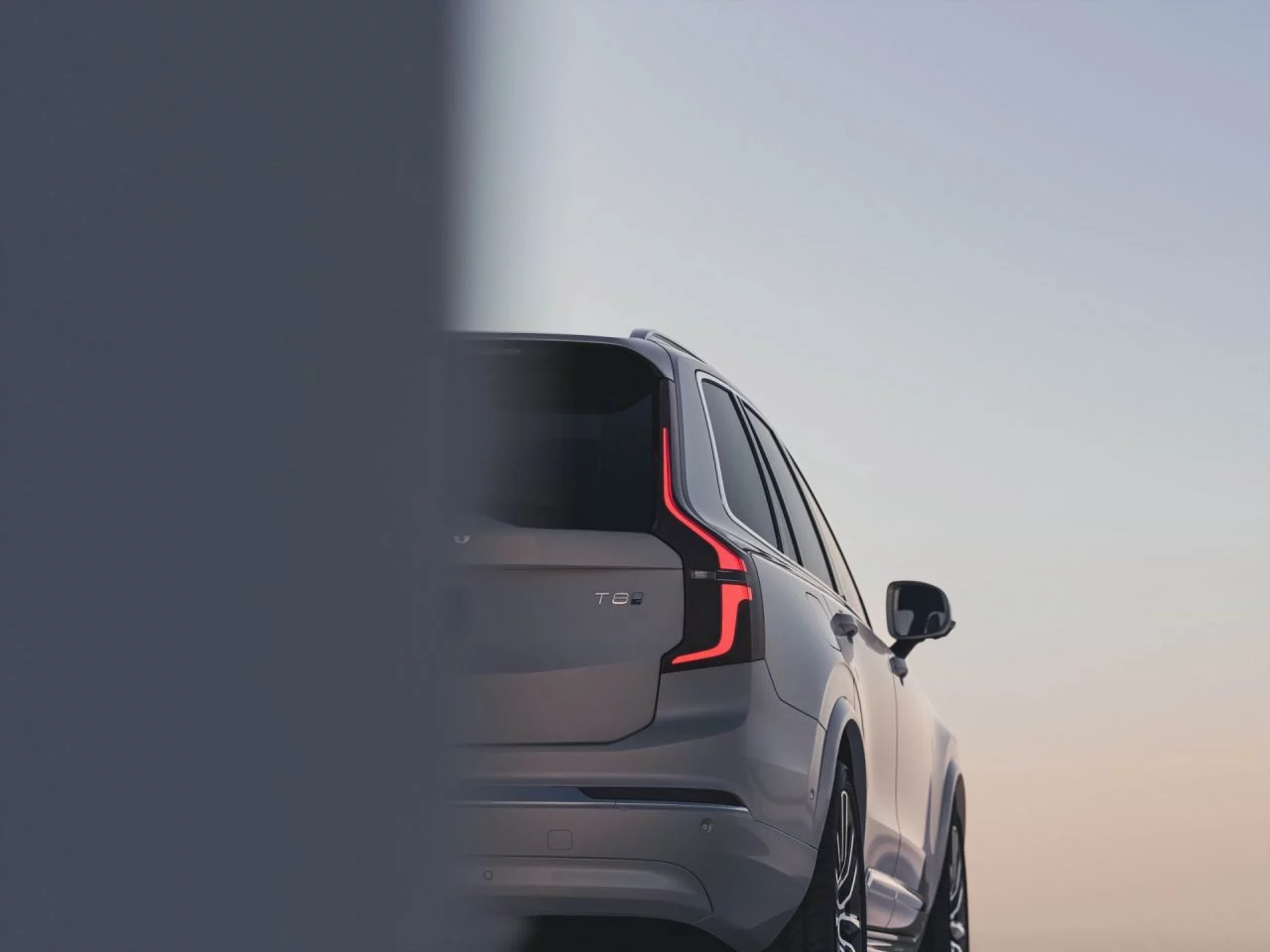 El Volvo XC90 muestra su elegante línea lateral y zaga distintiva.