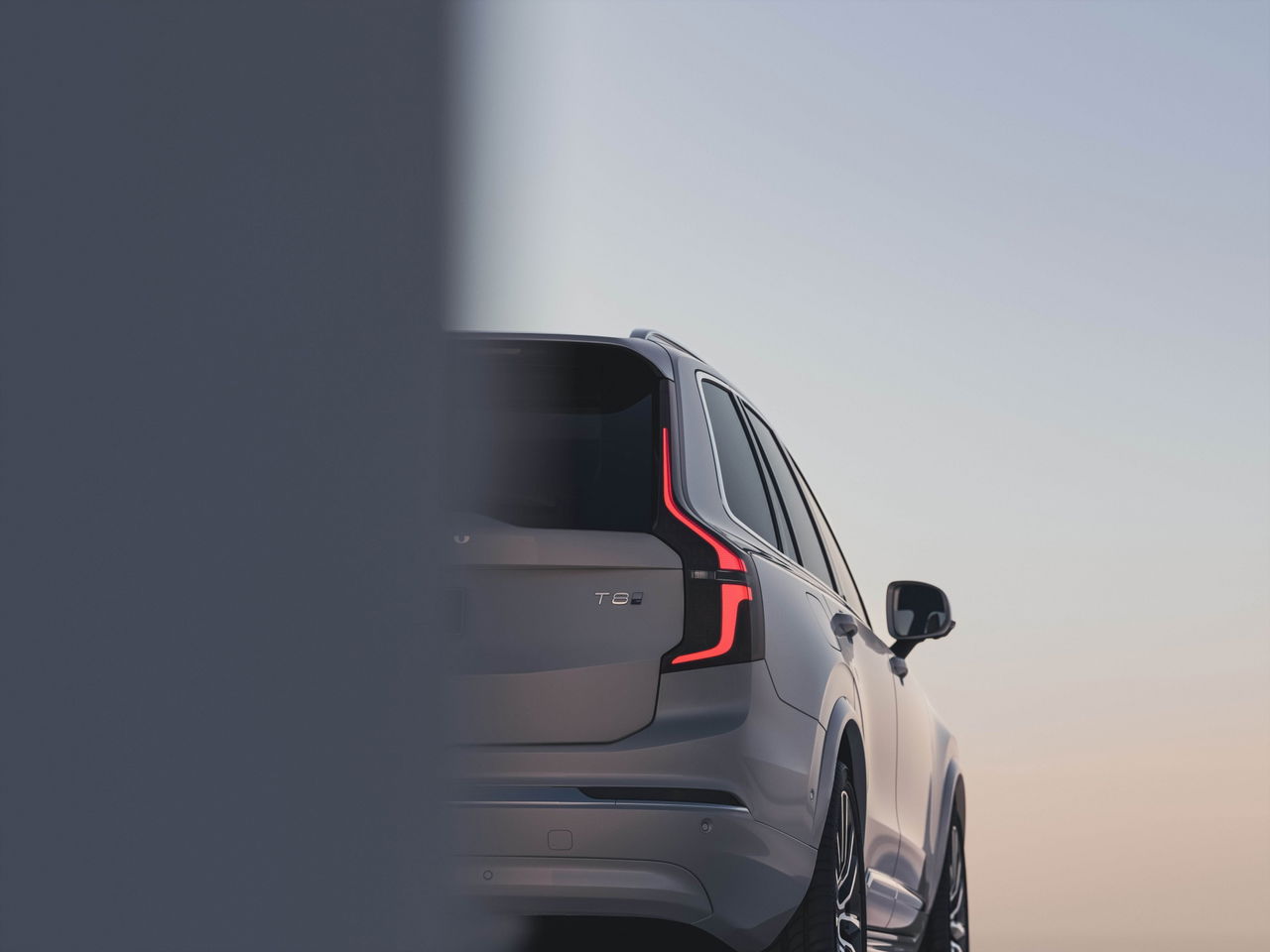 El Volvo XC90 muestra su elegante línea lateral y zaga distintiva.