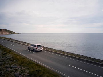 El Volvo XC90 muestra su robusto diseño lateral en movimiento.