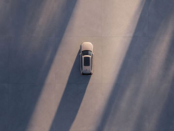 El elegante Volvo XC90 capturado desde una perspectiva aérea, mostrando su diseño de techo y líneas.