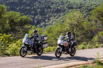 Dos Zontes 703F en acción, demostrando su agilidad en carretera