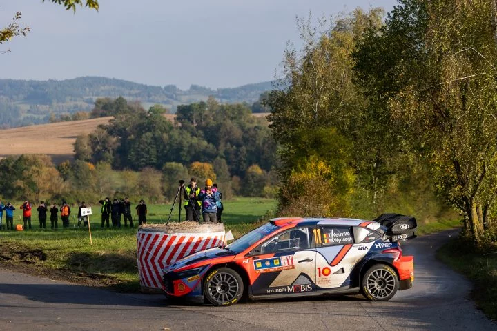 Thierry Neuville en apuros durante Rally Centroeuropa con su Hyundai.