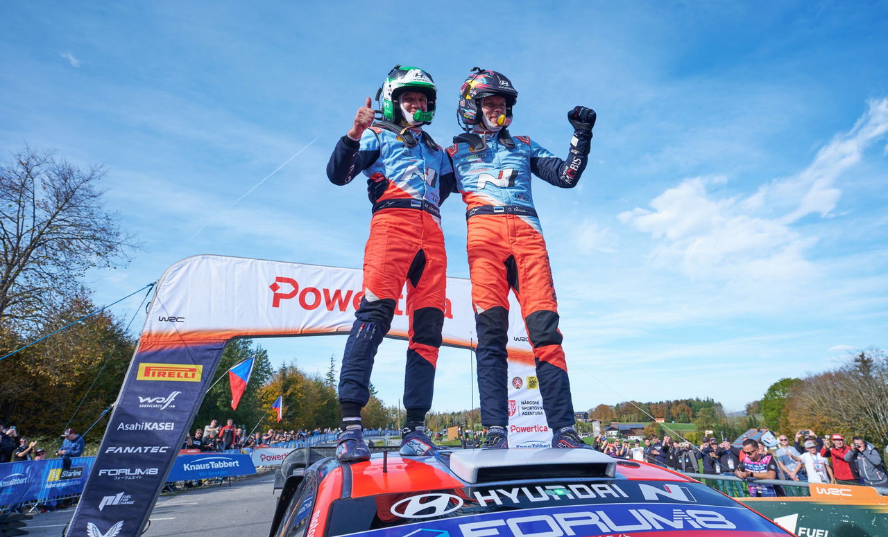 Ott Tänak celebra su victoria en el Rally de Centroeuropa junto a su copiloto.