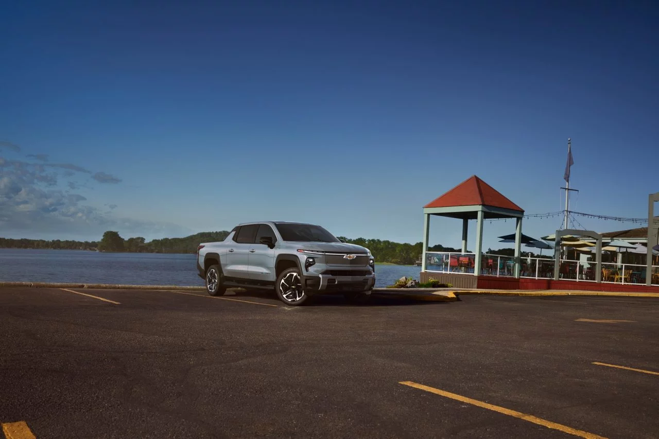 Silueta lateral del Chevrolet Silverado EV, mostrando su diseño robusto.