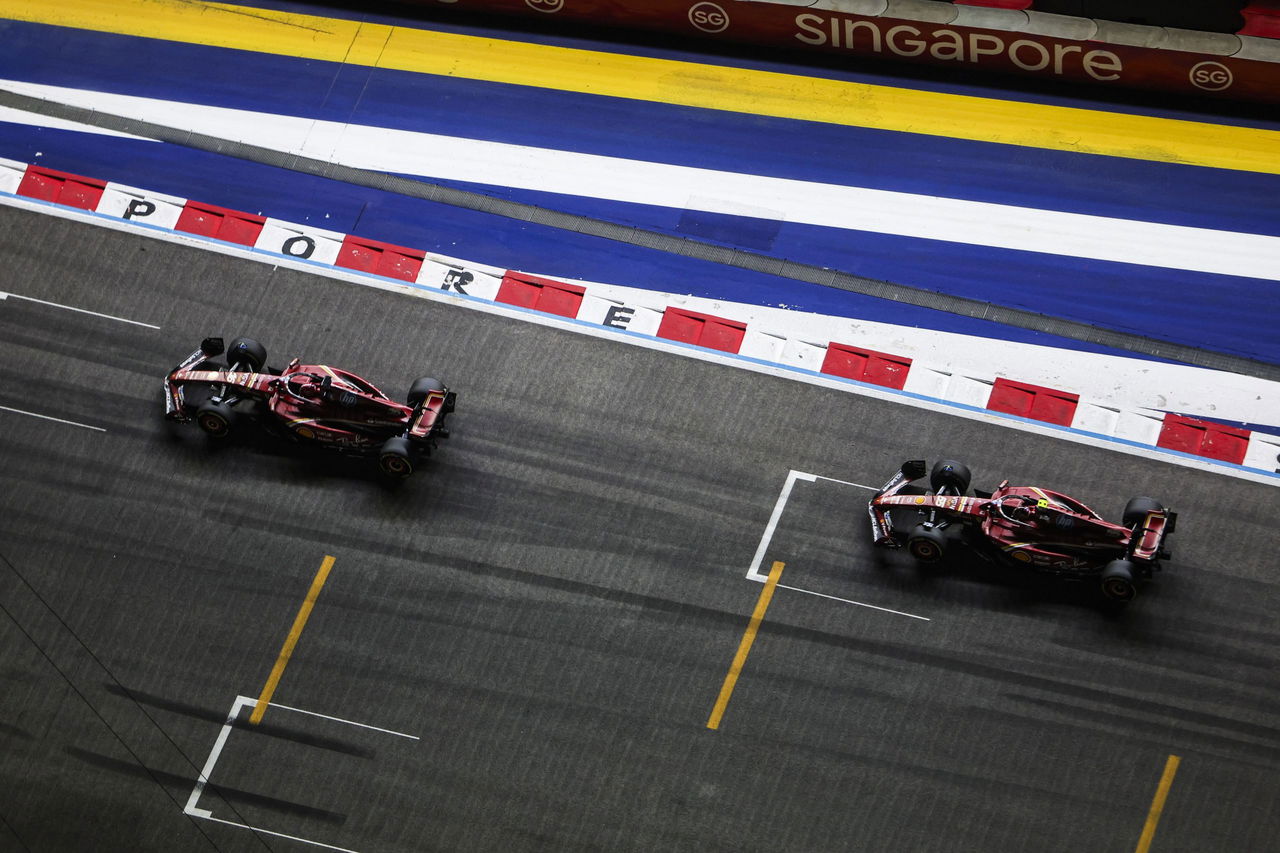 Monoplazas disputando posición en el vibrante circuito de Singapur