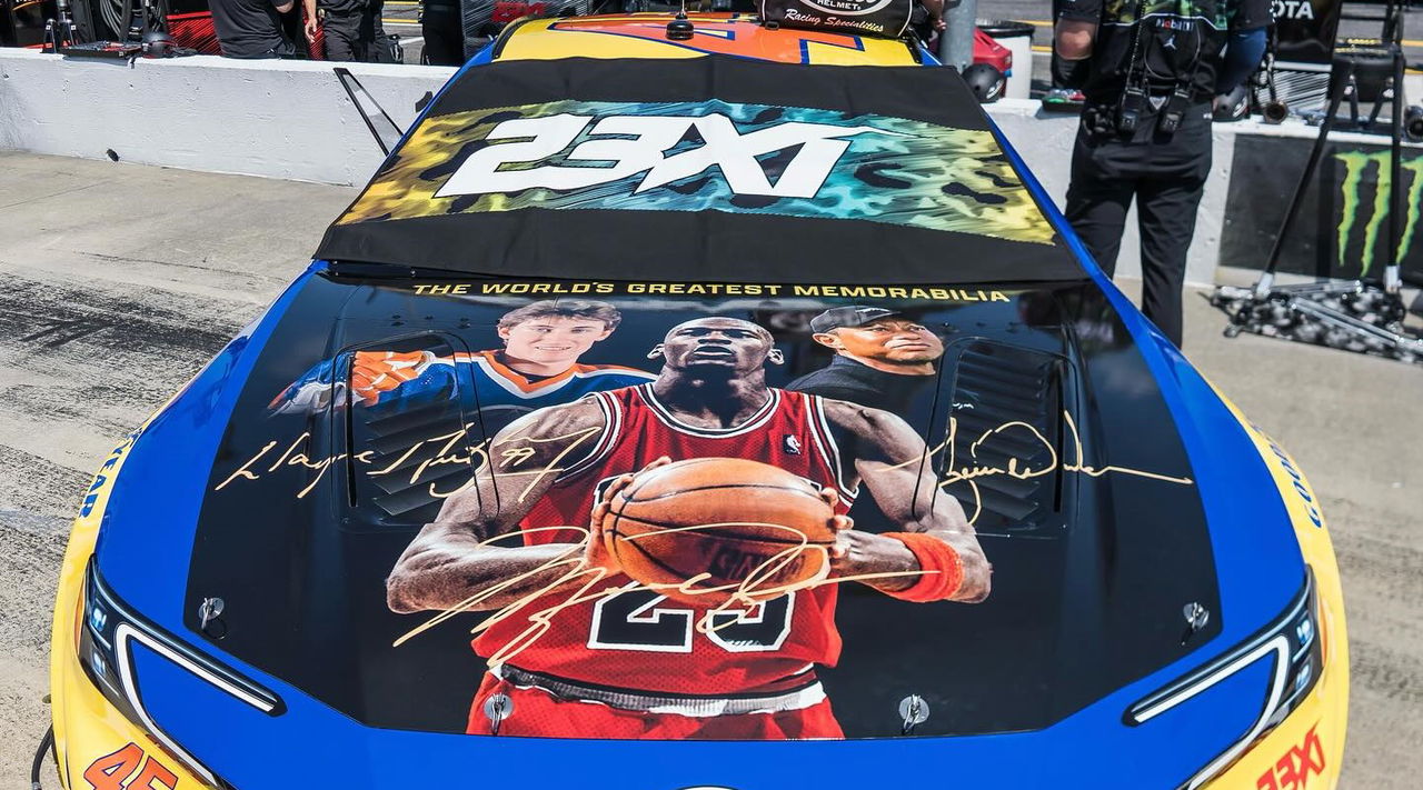 Vista trasera de un coche NASCAR con gráficos representando a Michael Jordan.