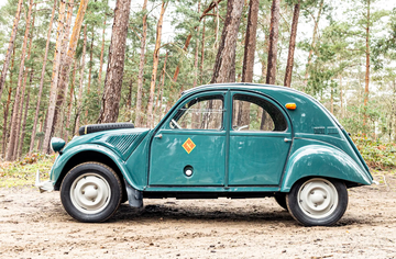 Citroën 2CV Sahara de la Guardia Civil, destacando su diseño 4x4 único.