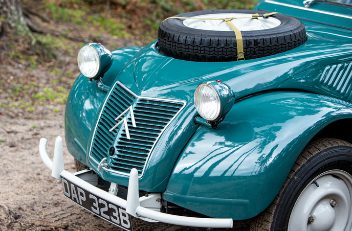 Vista delantera lateral de un Citroën 2CV Sahara en decoración de la Guardia Civil