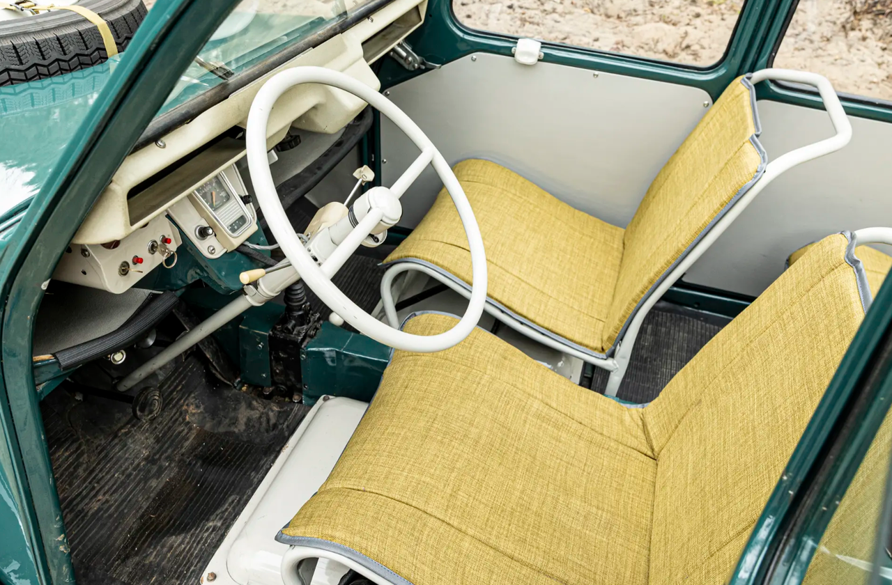 Vista interior del Citroën 2CV Sahara, destacando su configuración y acabados únicos.