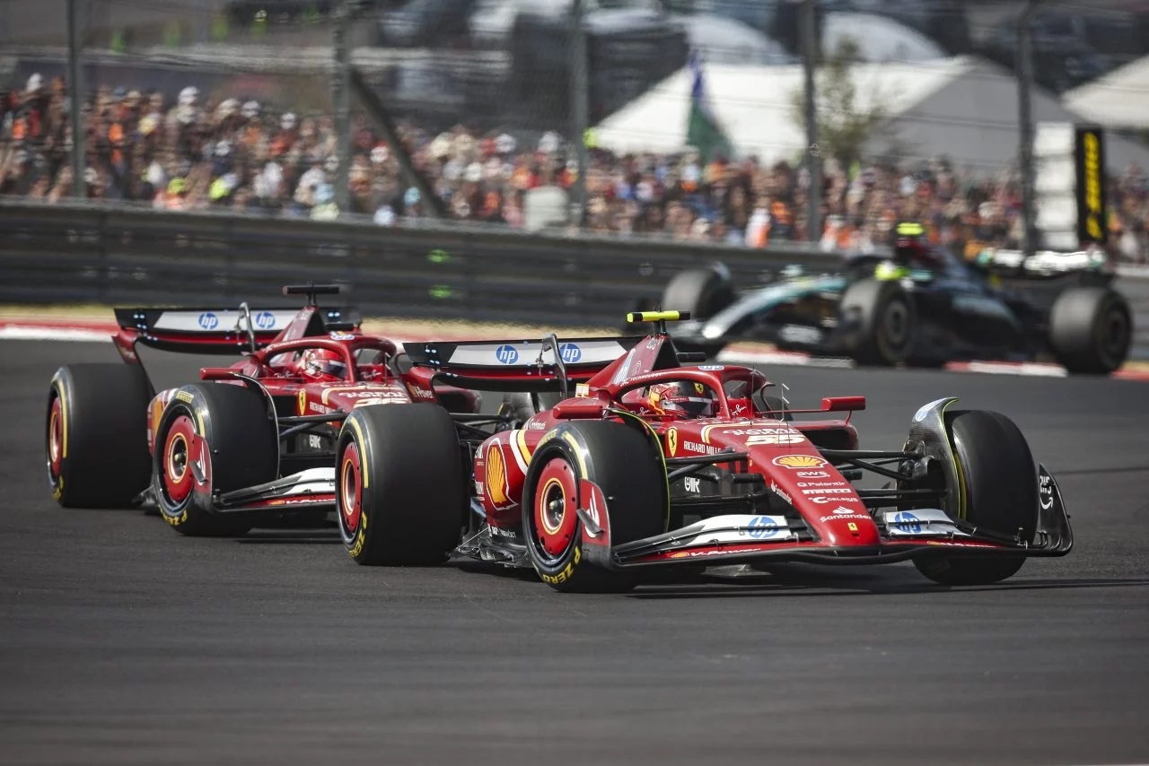 Carlos Sainz lidera delante de Fernando Alonso en emocionante carrera de Sprint