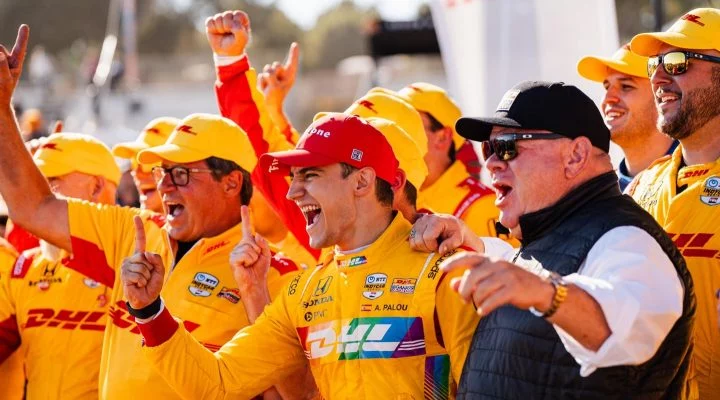 Alex Palou celebrando con el equipo Chip Ganassi Racing en IndyCar