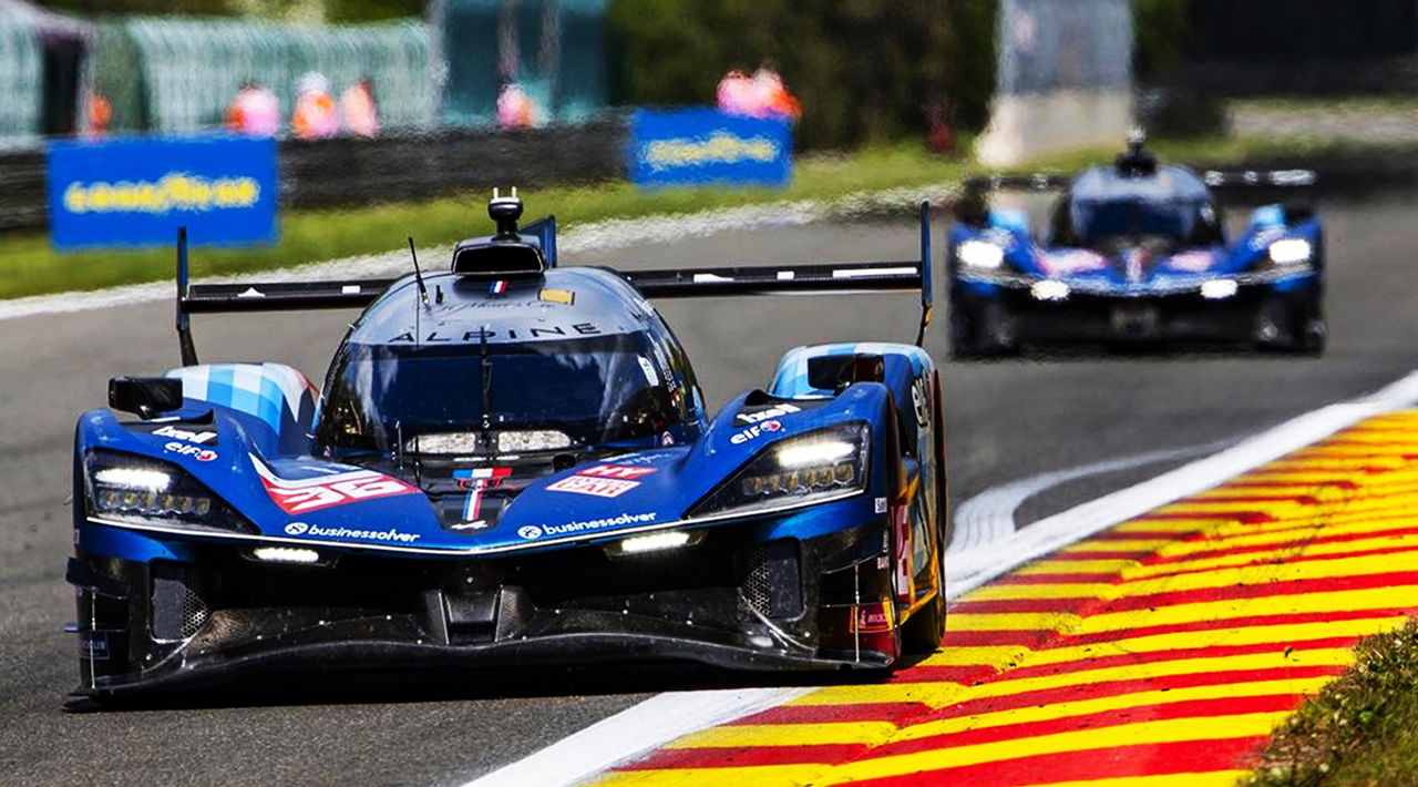 Vista dinámica de dos prototipos Alpine compitiendo en Le Mans