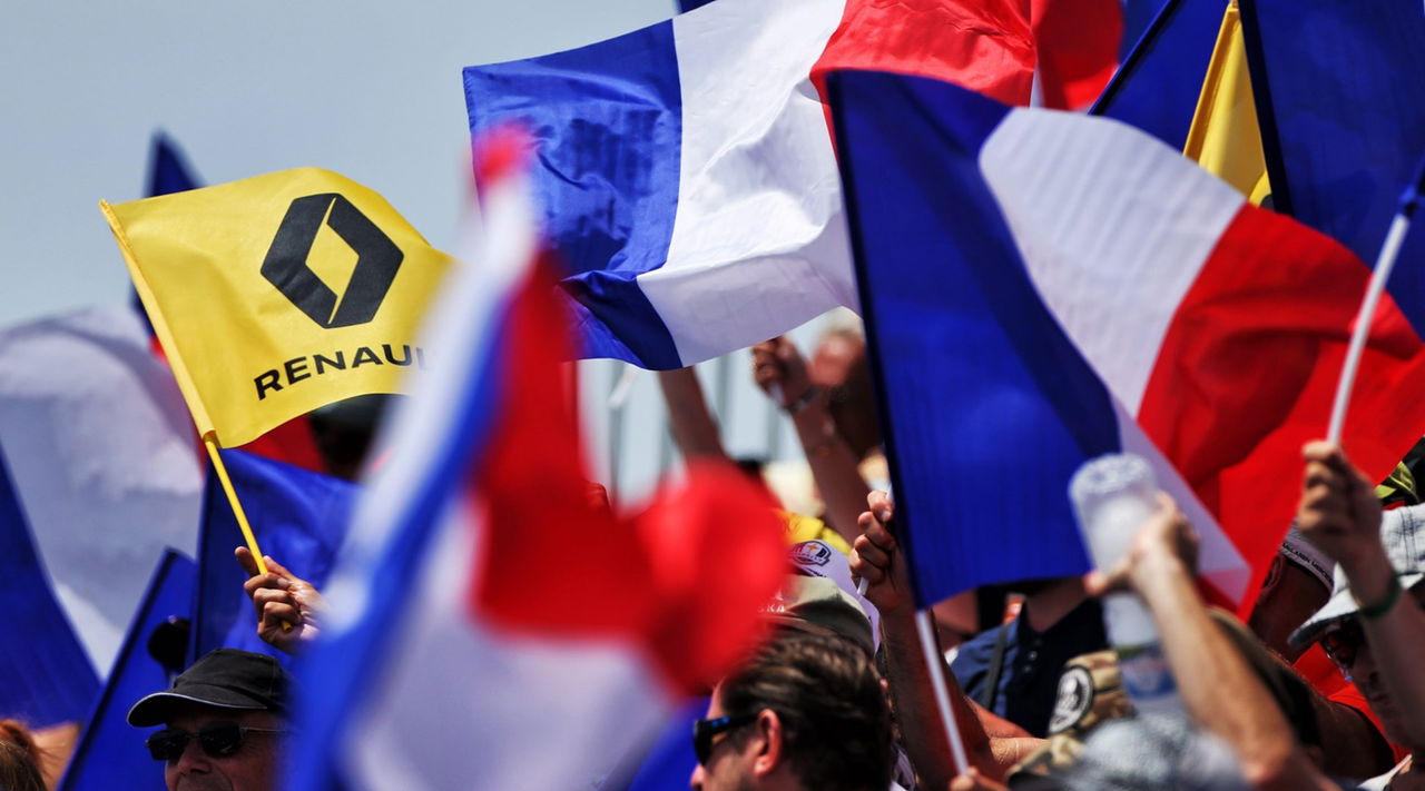 Aficionados con banderas de Renault y Francia en Paul Ricard