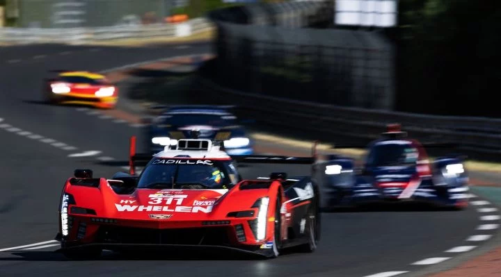 Cadillac en acción durante una carrera IMSA, mostrando su dinamismo y diseño.