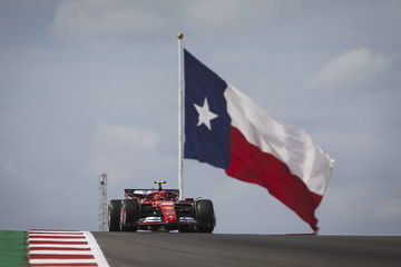 Carlos Sainz al volante del impresionante Ferrari, dominando en la pista texana.