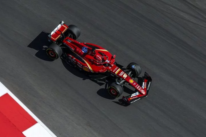 Charles Leclerc al mando de su Ferrari, dominando el circuito.