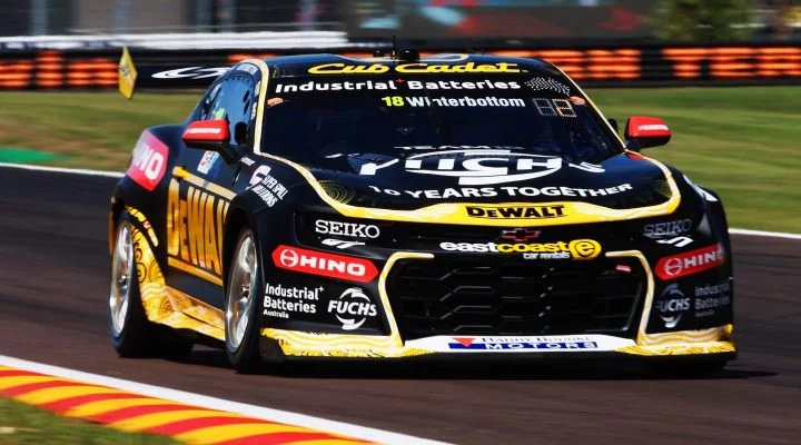 Camaro en acción en Supercars, exhibiendo su diseño agresivo y dinámico.