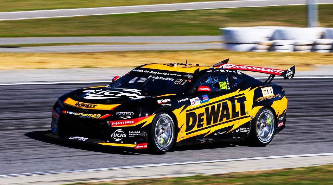 Vistazo dinámico del Chevrolet Camaro compitiendo en Supercars.