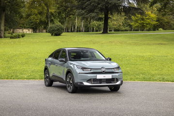 Vista delantera y lateral del Citroën C4 2025, destacando su diseño estilizado tipo SUV.