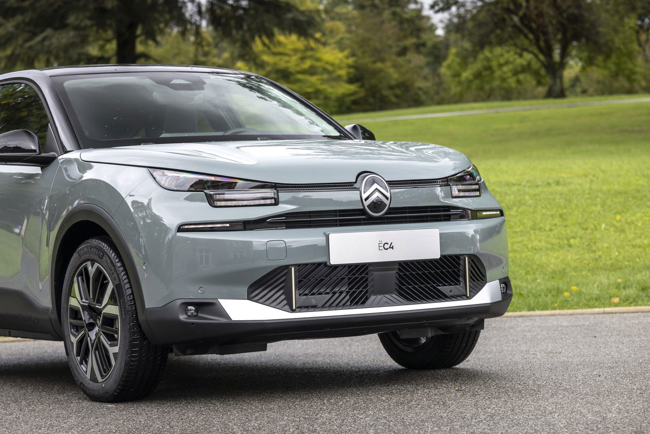 Vista delantera y lateral del Citroën C4 2025, mostrando su diseño de SUV compacto.